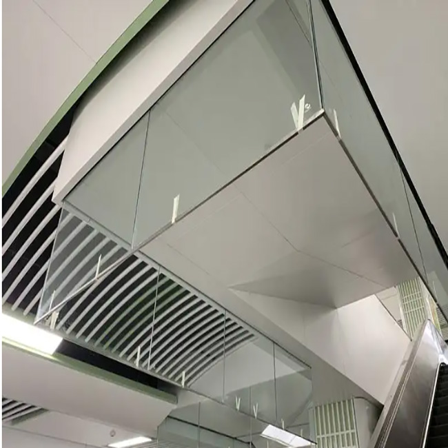 敞開式樓梯間要設置擋煙垂壁(圖1) 樓梯玻璃擋煙垂壁.jpg